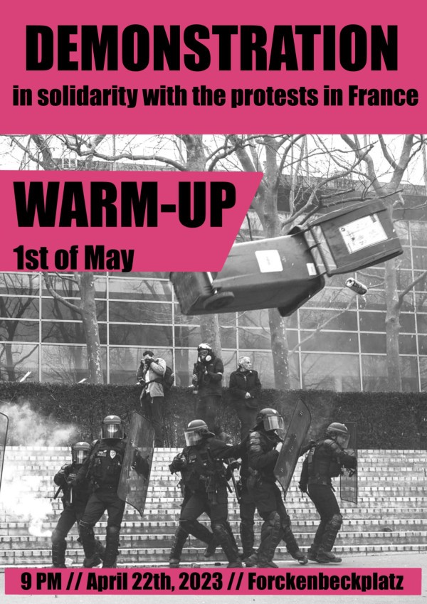 Auf einem Protestplakat mit fetter rosa und schwarzer Schrift ist zu lesen: "Demonstration in Solidarität mit den Protesten in Frankreich. Warm-up, 1. Mai. 21 Uhr, 22. April 2023, Forckenbeckplatz". Darunter ist ein Bild in Graustufen zu sehen, das Polizisten in Einsatzkleidung inmitten von Bäumen und einem Gebäude zeigt.