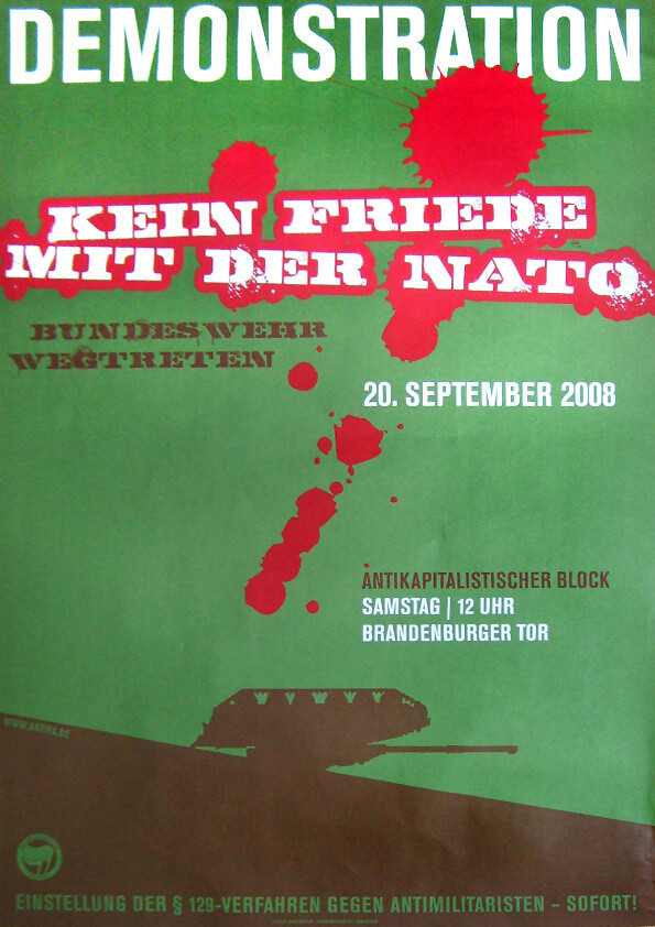 Grünes Plakat mit roten Sprenkeln und Text: "Demonstration", "Kein Friede mit der NATO", "20. September 2008", "Antikapitalistischer Block, Samstag 12 Uhr, Brandenburger Tor", und mehr. Am unteren Rand ist die Silhouette eines Panzers zu sehen.