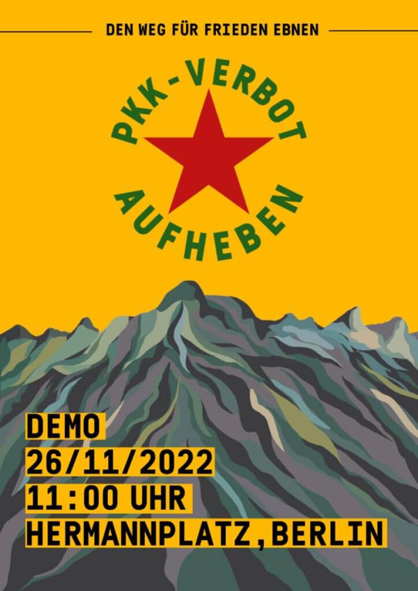 Auf einem Plakat mit gelbem Hintergrund ist ein roter Stern zu sehen, der von grüner Schrift umgeben ist: "PKK-Verbot aufheben". Darunter ein stilisierter Berg in Grau und Grün. Text: "Demo 26/11/2022 11:00 Uhr Hermannplatz, Berlin".