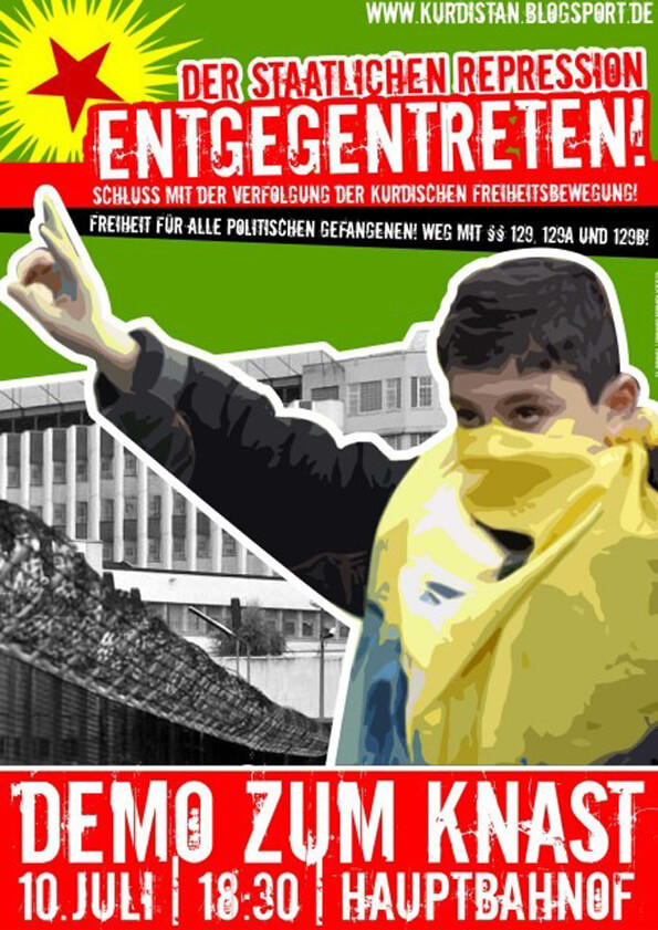 Ein Protestplakat zeigt eine Person mit gelbem Schal, die ihre Faust hebt. Im Hintergrund sind ein Gebäude und ein Stacheldrahtzaun zu sehen. Der Text lautet: "Der staatlichen Repression entgegentreten! Demo zum Knast 10. Juli 18:30 Hauptbahnhof". Die Farben sind hell mit roten, gelben und grünen Elementen.