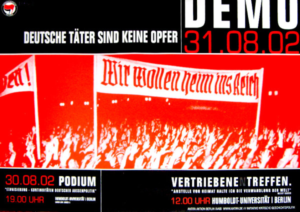 Ein Plakat mit fettgedrucktem Text: "DEMO 31.08.2002 DEUTSCHE TÄTER SIND KEINE OPFER." Rotes und schwarzes Design mit einer Menge von Faschisten, die ein Transparent "Wir wollen heim ins Reich" halten. Details zur Veranstaltung siehe unten.