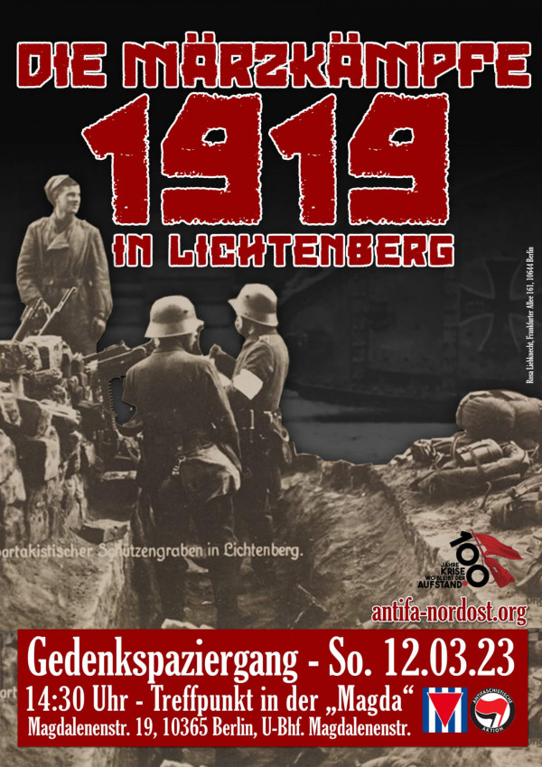 Ein Poster mit dem Titel "Die Märzkämpfe 1919 in Lichtenberg" in großen roten Buchstaben auf schwarzem Hintergrund. Im Vordergrund ist ein historisches Foto von Soldaten in einem Schützengraben zu sehen. Unten steht: "Gedenkspaziergang - So. 12.03.23, 14:30 Uhr - Treffpunkt in der 'Magda', Magdalenenstr. 19, 10365 Berlin, U-Bhf. Magdalenenstr." Rechts unten sind Logos von Antifa und anderen Organisationen auf rotem Hintergrund.