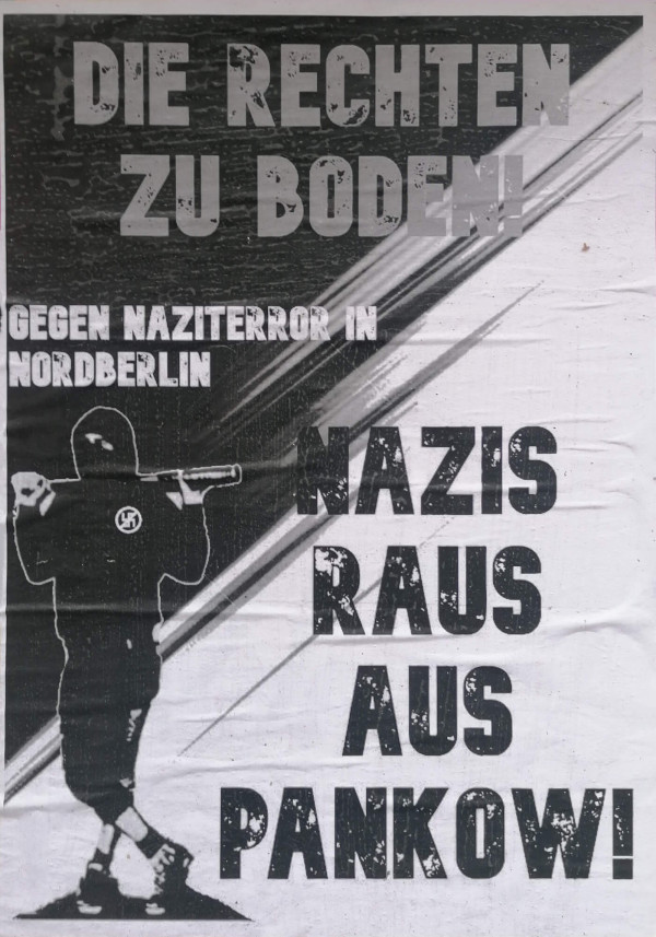 Ein Poster mit schwarzem Hintergrund zeigt die Aufschrift "Die Rechten zu Boden! Gegen Naziterror in Nordberlin". Im Vordergrund ist eine schwarz-weiße Silhouette einer Person mit Kapuze, die einen Baseballschläger über der Schulter trägt. Auf der rechten Seite steht in großen, schwarzen Buchstaben: "Nazis raus aus Pankow!".