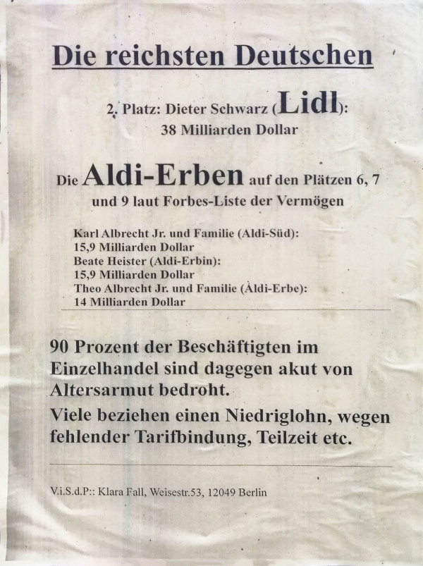 Ein Poster mit Text in schwarzer Schrift auf weißem Hintergrund. Titel: "Die reichsten Deutschen". Details zu Vermögen von Dieter Schwarz, den Aldi-Erben und soziale Probleme im Einzelhandel.