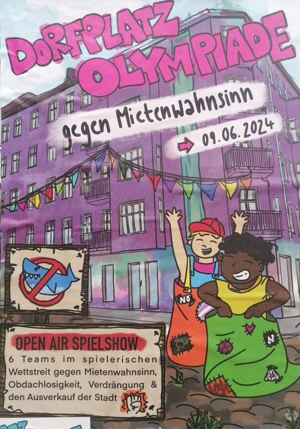 Ein farbenfrohes Poster zeigt ein lila Gebäude mit bunten Wimpeln. Oben steht in auffälligen rosa Buchstaben "Dorfplatz Olympiade". Darunter steht "gegen Mietenwahnsinn" und das Datum "09.06.2024". Zwei fröhliche Kinder in bunten Kleidern stehen im Vordergrund. Unten ist ein Schild mit der Aufschrift "Open Air Spielshow" und einem Text über einen spielerischen Wettstreit gegen Mietenwahnsinn, Obdachlosigkeit und den Ausverkauf der Stadt. Ein durchgestrichenes Hai-Symbol ist ebenfalls abgebildet.
