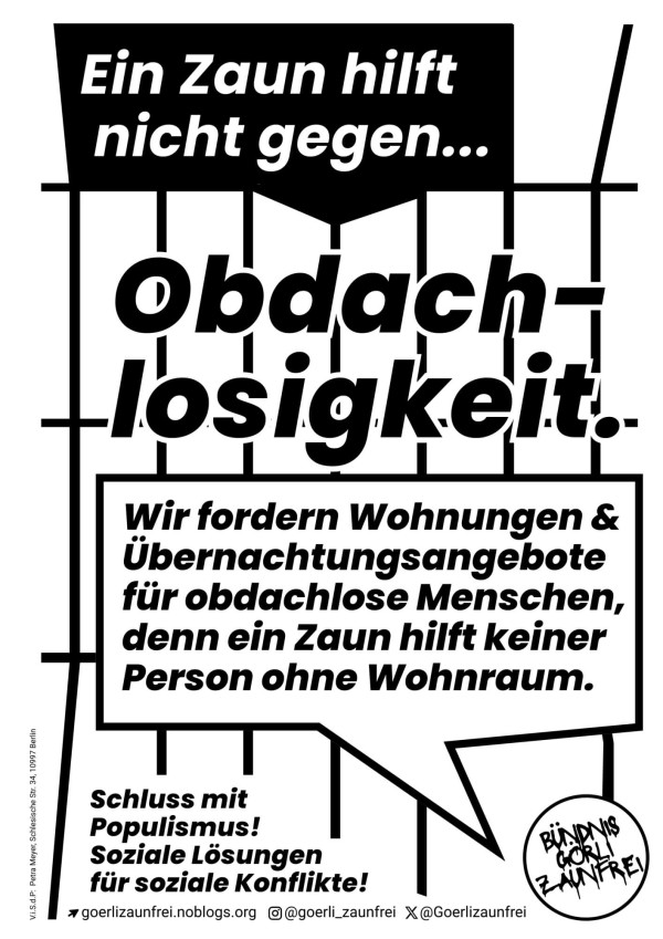 Ein schwarz-weißes Plakat zeigt einen Zaun mit fetter Schrift: "Ein Zaun hilft nicht gegen... Obdachlosigkeit." Es fordert mit Slogans der sozialen Gerechtigkeit Wohnlösungen für Obdachlose.