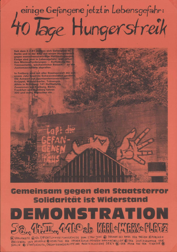 Ein Poster auf orangefarbenem Hintergrund mit schwarzem Text. Oben steht: "einige Gefangene jetzt in Lebensgefahr: 40 Tage Hungerstreik". Darunter ein Absatz über Gefangene im Hungerstreik. Ein Bild zeigt eine Mauer mit Graffiti: "Lasst die Gefangenen frei". Unten in großer Schrift: "Gemeinsam gegen den Staatsterror, Solidarität ist Widerstand, Demonstration". Unten links Details zur Veranstaltung: "Sa., 14.03., 11 Uhr ab Karl-Marx-Platz". Symbole und weitere Informationen am unteren Rand.