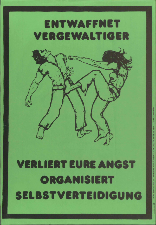 Ein grünes Plakat mit schwarzem Text und Illustration. Eine Frau tritt einen Mann in Selbstverteidigung. Der Text lautet: "Entwaffnet Vergewaltiger. Verliert eure Angst. Organisiert Selbstverteidigung."