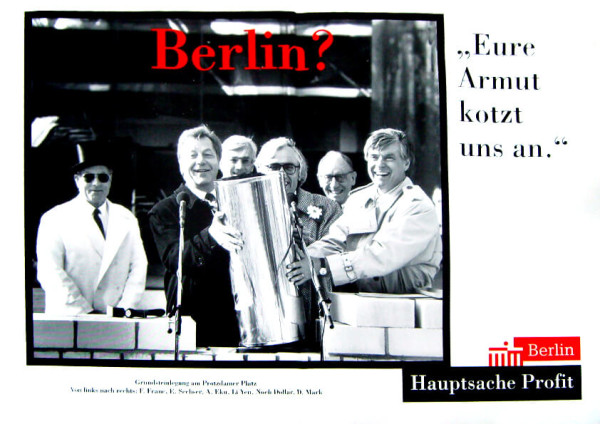 Schwarz-Weiß-Foto von lächelnden Männern mit einem großen Metallgegenstand. In roter Schrift steht "Berlin?" und in schwarzer Schrift "Eure Armut kotzt uns an." Rotes Berlin-Logo und "Hauptsache Profit" darunter.