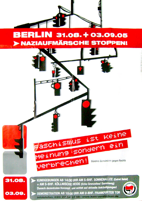 Auf einem Plakat mit roter Fahne steht "BERLIN 31.08. + 03.09.05 NAZIAUFMÄRSCHE STOPPEN!" Abgebildet sind Ampeln in schwarz mit roten Signalen. Im Text heißt es "Faschismus ist keine Meinung sondern ein Verbrechen!".
