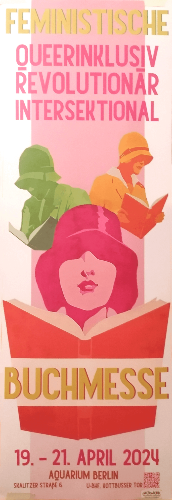 Ein Poster mit rosa Hintergrund zeigt drei illustrierte Figuren in verschiedenen Farben, die Bücher lesen: eine in Grün, eine in Orange und eine in Pink. Der Text oben lautet: "Feministische Queerinklusiv Revolutionär Intersektional Buchmesse". Unten steht: "19. - 21. April 2024, Aquarium Berlin, Skalitzer Straße 6, U-Bhf. Kottbusser Tor". Ein QR-Code befindet sich rechts unten.