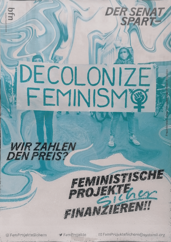 Ein Poster mit einem wellenförmigen, türkis-blauen Hintergrund. In der Mitte halten Personen ein Schild mit der Aufschrift "Decolonize Feminism" und einem feministischen Symbol. Oben rechts steht "Der Senat spart". Links unten steht "Wir zahlen den Preis?". Unten rechts in schwarzer und türkisfarbener Schrift: "Feministische Projekte sicher finanzieren!!".