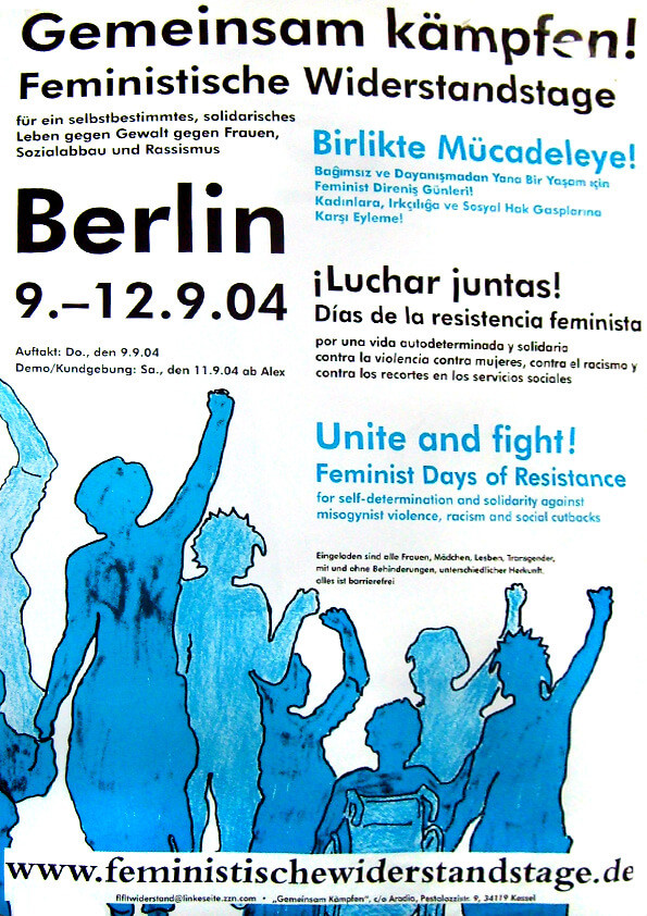 Plakat für "Gemeinsam kämpfen! Feministische Widerstandstage" in Berlin, 9-12.9.04. Zeigt blaue Silhouetten von Menschen, die Fäuste erheben. Text in Deutsch, Türkisch, Spanisch und Englisch. Website am unteren Rand.