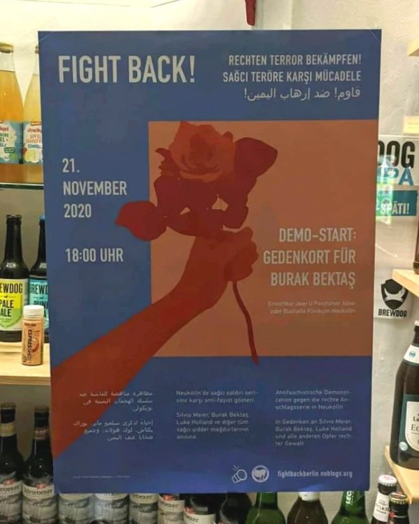 Plakat in den Farben Blau und Orange. Text: "Fight Back! 21. November 2020, 18:00 Uhr. Demo-Start: Gedenkort für Burak Bektaş." Bild einer roten Hand, die eine Rose hält.