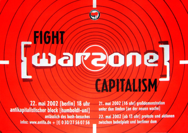 Rotes Plakat mit konzentrischen Kreisen und fetter Schrift: "FIGHT [warzone] CAPITALISM". Veranstaltungsdetails: "22. mai 2002 [berlin] 18 uhr," "21. mai 2002 [16 uhr] großdemonstration." Inklusive Website und Telefoninformationen.