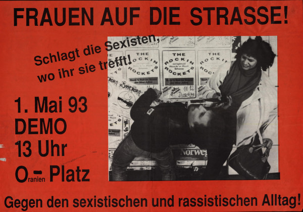 Rotes Plakat mit schwarzem Text: "Frauen auf die Straße! Schlagt die Sexisten, wo ihr sie trefft! 1. Mai 93 Demo 13 Uhr O-ranien Platz. Gegen den sexistischen und rassistischen Alltag!" Ein Schwarz-Weiß-Foto zeigt eine Frau im spielerischen Umgang mit einem Mann vor Plakaten.