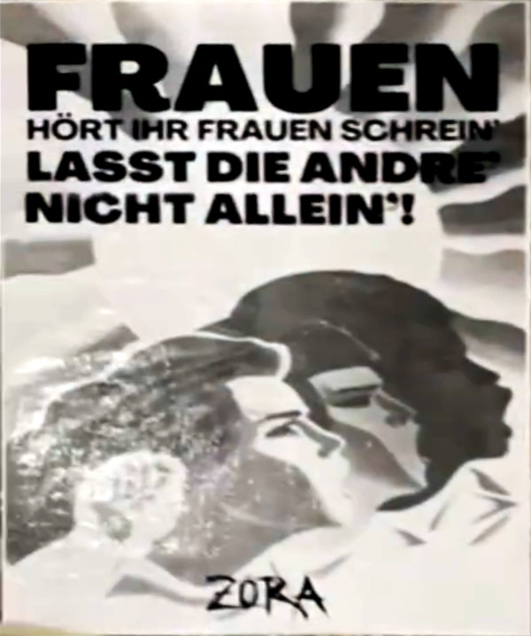 Schwarz-weißes Plakat mit drei Frauenprofilen in Silhouette. Der Text lautet: "FRAUEN HÖRT IHR FRAUEN SCHREIN LASST DIE ANDRE NICHT ALLEIN'!" und "ZORA" am unteren Rand.