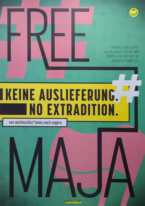 Das Poster zeigt den Text "Free Maja" in großen schwarzen Buchstaben auf einem grünen Hintergrund mit rosa Highlights. Oben rechts steht "Freiheit und Glück allen Inhaftierten und verfolgten Antifas im Budapest-Komplex". In der Mitte ist ein gelbes Feld mit "Keine Auslieferung. No Extradition." Darunter steht "von antifaschist*innen nach Ungarn". Ein gelbes Logo der Antifaschistischen Aktion befindet sich oben rechts und die Webseite "www.bosc.news" ist unten zentriert.