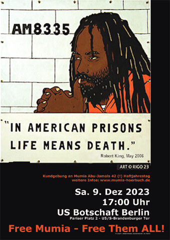 Ein Plakat mit einer Zeichnung eines Mannes mit Dreadlocks hinter Gittern. Text: "AM8335", "In amerikanischen Gefängnissen bedeutet Leben Tod", "Sa. 9. Dez 2023, 17:00 Uhr, US Botschaft Berlin." Rote und schwarze Gestaltung.