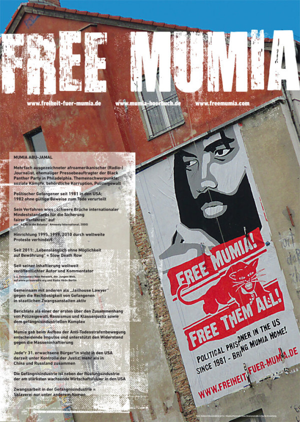 Auf dem Plakat steht oben in fetten weißen Buchstaben "Free Mumia" vor einem blauen Himmel. Darunter zeigt eine Gebäudewand ein großes Wandbild mit einem Gesicht und der Aufschrift "Free Mumia! Free Them All!" in roter Schrift, daneben eine rote Panther-Grafik. Der Text auf der linken Seite enthält Einzelheiten über den Fall Mumia Abu-Jamal.