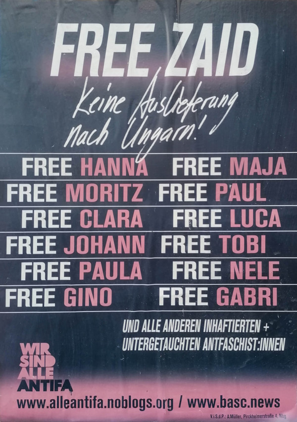 Plakat mit dunkelblauem Hintergrund und rosa-weißer Schrift. Text: "Free Zaid, Keine Auslieferung nach Ungarn!" Namen wie Hanna, Moritz. Unten: "Wir sind alle Antifa."