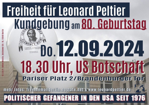 Plakat für die Kundgebung zum 80. Geburtstag von Leonard Peltier am 12.09.2024 um 18:30 Uhr, US-Botschaft, Berlin. Weißer Hintergrund mit blauem und rotem Text. Enthält eine Grafik von Peltier auf einem Luftballon.