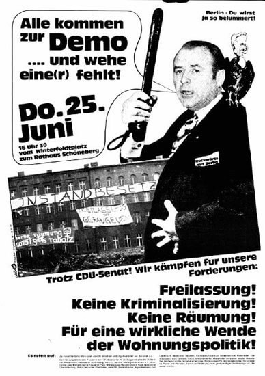 Ein Schwarz-Weiß-Plakat zeigt einen Mann mit einem Schlagstock und ein Gebäude mit Spruchbändern. Der Text lautet: "Alle kommen zur Demo...und wehe eine(r) fehlt! Do. 25. Juni" mit weiteren Forderungen zur Wohnungspolitik.