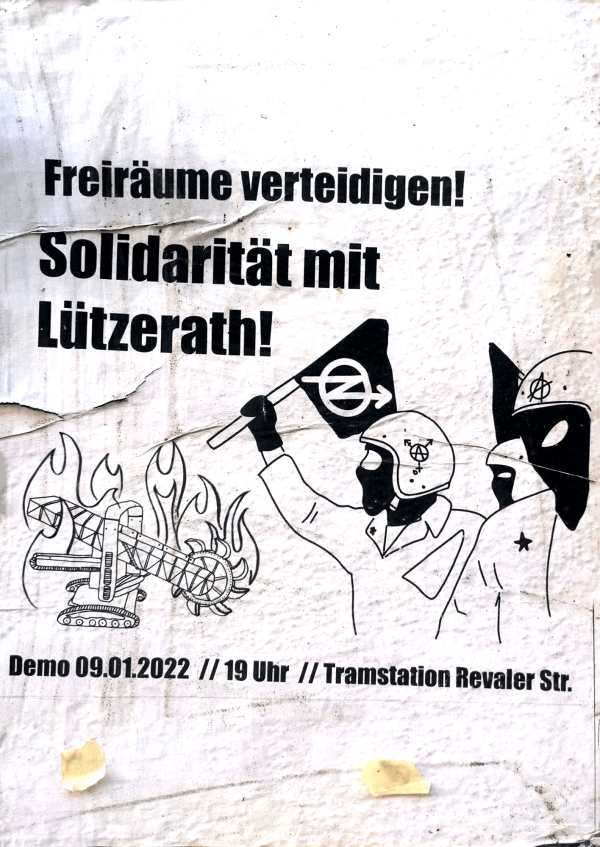 Ein Plakat mit schwarzem Text auf weißem Hintergrund. Oben stehen die Wörter: "Freiräume verteidigen! Solidarität mit Lützerath!" Darunter ist eine Zeichnung von zwei maskierten Personen. Eine Person hält eine Fahne mit einem Symbol der Hausbesetzungsszene. Im Hintergrund brennt Braunkohlebagger. Unten steht: "Demo 09.01.2022 // 19 Uhr // Tramstation Revaler Str." Das Design ist einfach und kontrastreich.