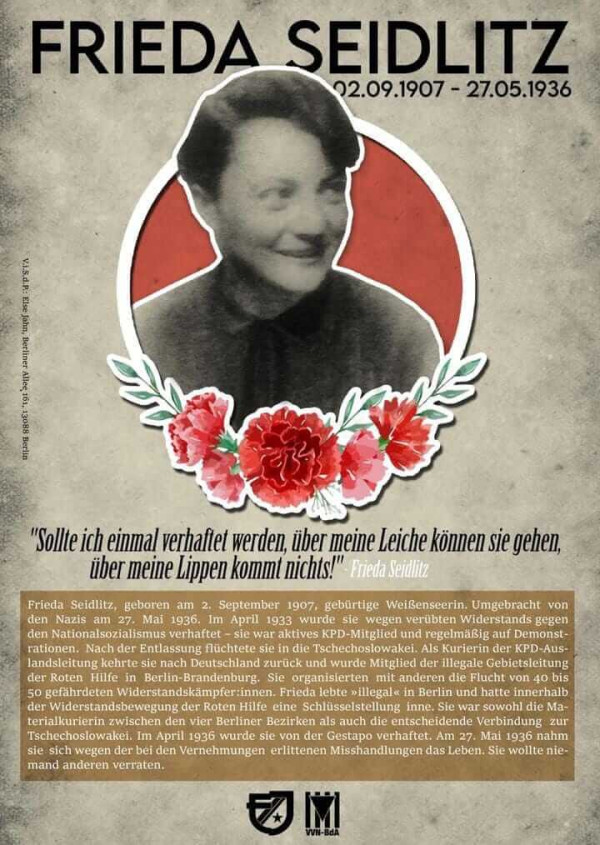 Ein Plakat zeigt ein Graustufenfoto von Frieda Seidlitz auf rotem Hintergrund, mit Text: "Frieda Seidlitz 02.09.1907 - 27.05.1936" und ein Zitat über ihr Schweigen. Darunter befindet sich eine ausführliche Biografie. Rote Blumen und Embleme zieren den Boden.