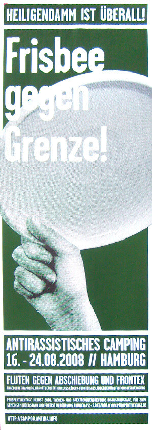 Eine Hand hält einen Frisbee vor einem grünen Hintergrund. Text: "Heiligendamm ist überall! Frisbee gegen Grenze! Antirassistisches Camping 16.-24.08.2008 // Hamburg." Weitere Details zur Veranstaltung siehe unten.