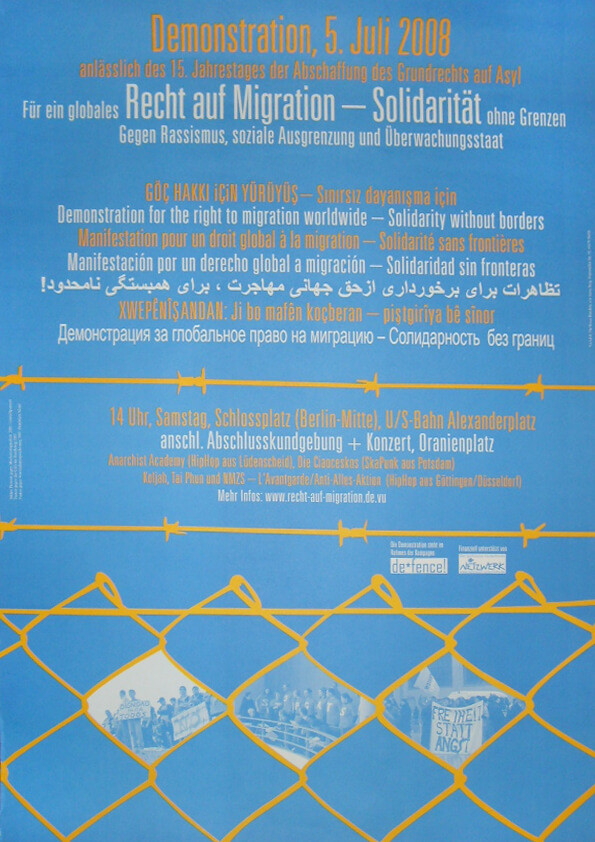 Plakat für eine Demonstration am 5. Juli 2008, die sich für globale Migrationsrechte und Solidarität gegen Rassismus einsetzt. Blauer Hintergrund mit gelbem Text und Stacheldrahtmotiv. Mit Veranstaltungsdetails und mehrsprachigem Text.