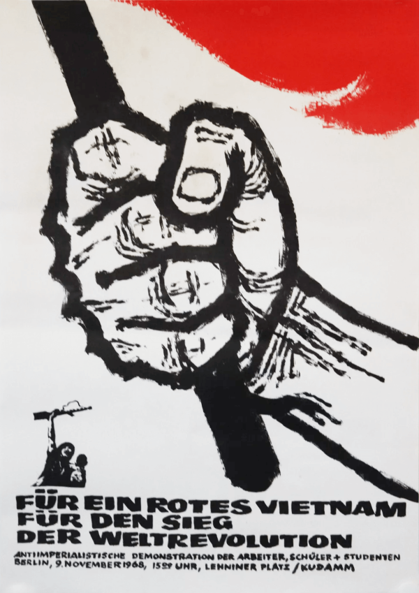 Ein Plakat zeigt eine schwarz-weiße Illustration einer Faust, die einen Fahnenmast mit einer roten Flagge hält. Der Text lautet "Für ein rotes Vietnam, für den Sieg der Weltrevolution". Darunter sind ein Datum und ein Ort angegeben.