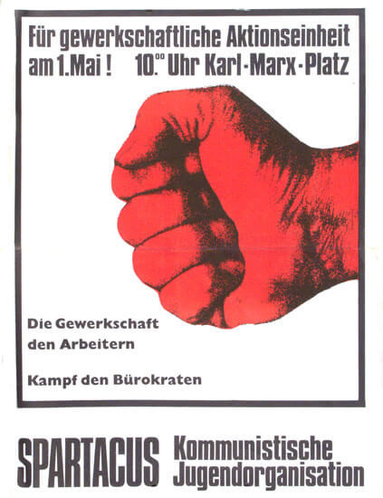 Ein Plakat mit einer roten geballten Faust in der Mitte. Der Text lautet: "Für gewerkschaftliche Aktionseinheit am 1. Mai! 10.00 Uhr Karl-Marx-Platz. Die Gewerkschaft den Arbeitern. Kampf den Bürokraten. Spartacus Kommunistische Jugendorganisation." Das Design ist kühn mit einem schwarzen und roten Farbschema.