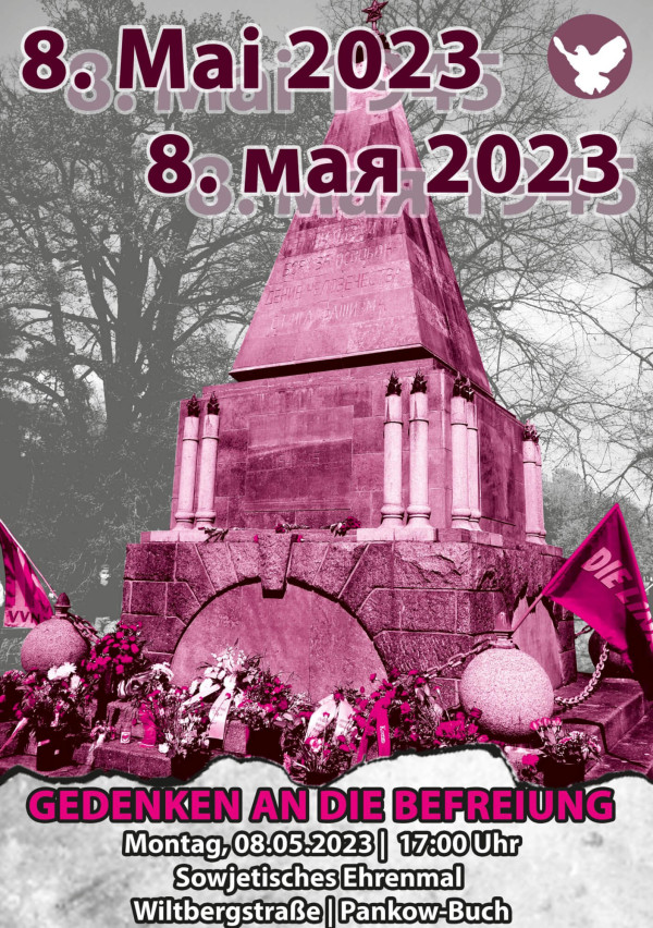 Plakat mit einem rosafarbenen Denkmal mit Blumenschmuck. Text: "8. Mai 2023, 8. мая 2023, Gedenken an die Befreiung, Montag, 08.05.2023, 17:00 Uhr, Sowjetisches Ehrenmal, Wiltbergstraße, Pankow-Buch."