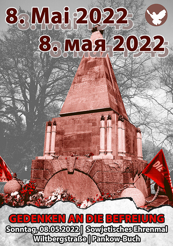 Ein sepiafarbenes Plakat zeigt ein Denkmal mit Text: "8. Mai 2022" und "8. мая 2022" in Rot. Darunter: "Gedenken an die Befreiung" in Rot und Veranstaltungshinweise in Weiß. Rote Akzente und ein Taubenlogo.