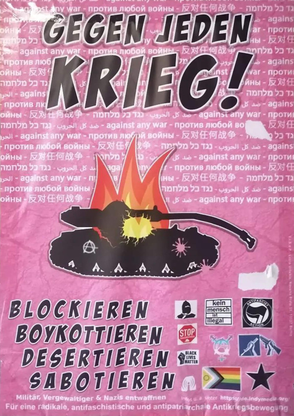 Rosa Plakat mit "Gegen jeden Krieg!" in fetter, schwarzer Schrift. In der Mitte steht ein schwarzer Panzer mit Flammen. Darunter steht "Blockieren Boykottieren Desertieren Sabotieren". Am unteren Rand befinden sich verschiedene Aktivistensymbole.