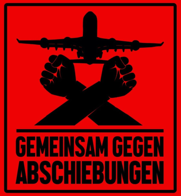 Ein rotes Plakat zeigt schwarze Silhouetten von gekreuzten Fäusten und einem Flugzeug. Der Text lautet "Gemeinsam gegen Abschiebungen".