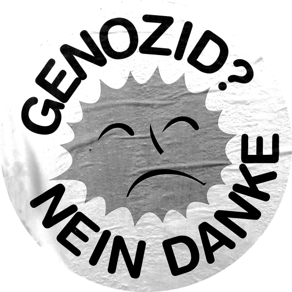 Rundes Plakat in Schwarz-Weiß mit Sonne mit traurigem Gesicht in der Mitte. Der Text drum herum lautet: "Genozid? Nein danke".