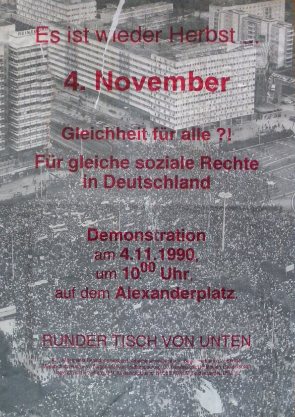 Plakat mit einer schwarz-weißen Stadtansicht des Alexanderplatzes voller Menschen. Der rote Text lautet: "Es ist wieder Herbst... 4. November. Gleichheit für alle?! Für gleiche soziale Rechte in Deutschland. Demonstration am 4.11.1990, um 10:00 Uhr, auf dem Alexanderplatz. RUNDER TISCH VON UNTEN."