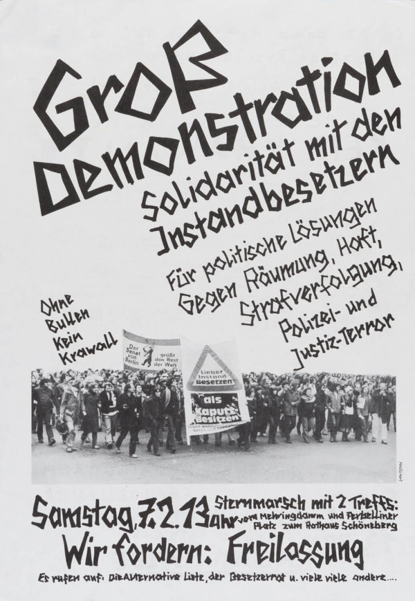 Schwarz-weißes Plakat mit fetter, kantiger Schrift: "Großdemonstration Solidarität mit den Instandbesetzern" und "Wir fordern: Freilassung." Am unteren Rand ein Bild der Menschenmenge. Datum: Samstag, 7.2.13.