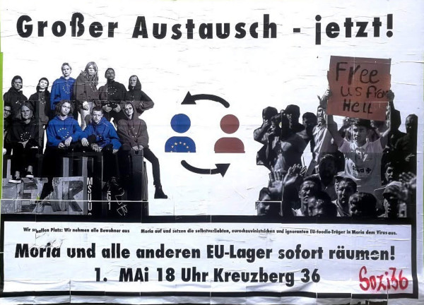 Ein Plakat mit der Aufschrift "Großer Austausch - jetzt!" zeigt oben eine Gruppe von Menschen in schwarzer und blauer Kleidung, ein Symbol von zwei Figuren mit Pfeilen und einen Demonstranten, der ein Schild mit der Aufschrift "Free us from hell" hält. Der untere Text lautet "Moria und alle anderen EU-Lager sofort räumen! 1. Mai 18 Uhr Kreuzberg 36." Das Design ist monochrom mit blauen Highlights.
