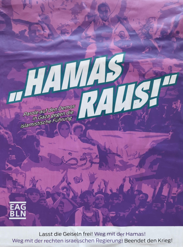 Ein Poster mit lila Hintergrund zeigt eine Menschenmenge. In großen, weißen Buchstaben steht "Hamas raus!", umrandet von Grün. Darunter der Text: "Parole auf den Demos in Gaza gegen die islamistische Führung". Unten links steht "EAG BLN". Am unteren Rand in schwarzer Schrift auf weißem Hintergrund: "Lasst die Geiseln frei! Weg mit der Hamas! Weg mit der rechten israelischen Regierung! Beendet den Krieg!" Die Farben sind kräftig und kontrastreich.