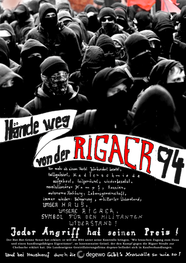 Im Hintergrund steht eine Gruppe maskierter, dunkel gekleideter Personen. Auf dem Plakat steht: "Hände weg von der Rigaer 94". Der Text ist in fettgedrucktem Schwarz und Rot mit einer Mischung aus verschiedenen Schriftarten gehalten.