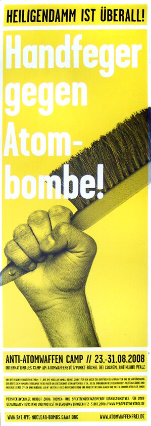 Auf einem gelben Plakat mit schwarzer und weißer Schrift steht: "Heiligendamm ist überall! Handfeger gegen Atombombe!" Eine Hand hält einen Besen. Details zur Veranstaltung: "Anti-Atomwaffen-Camp // 23-31.08.2008".