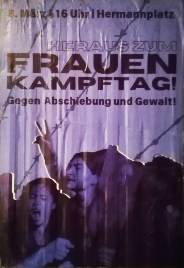 Poster mit Text: "8. März, 16 Uhr, Hermannplatz. Heraus zum Frauenkampftag! Gegen Abschiebung und Gewalt!" Dunkle Silhouetten von protestierenden Frauen vor einem lila Hintergrund mit Stacheldraht.
