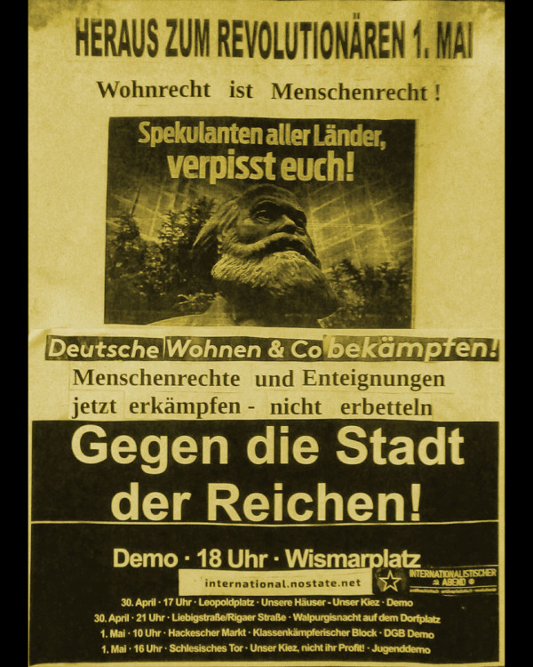 Ein gelb gefärbtes Protestplakat mit fetter schwarzer und weißer Schrift. Es lautet: "Heraus zum revolutionären 1. Mai. Wohnrecht ist Menschenrecht!" und "Gegen die Stadt der Reichen! Demo 18 Uhr Wismarplatz". Es enthält ein Bild einer Statue.