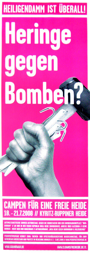 Ein Plakat mit leuchtend rosa Hintergrund zeigt ein Schwarz-Weiß-Bild einer Hand, die einen Zelthering und einen Hammer hält. Der Text lautet: "Heringe gegen Bomben?" und weist auf eine Campingveranstaltung im Juli 2008 hin.