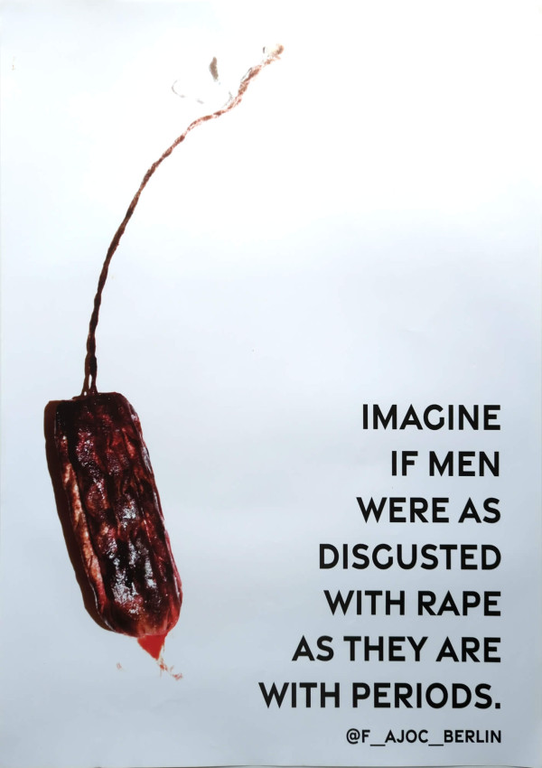 Das Poster zeigt eine rote, blutige Tampon-Darstellung auf weißem Hintergrund. Rechts davon steht in schwarzer Schrift: "Imagine if men were as disgusted with rape as they are with periods." Unten rechts ist der Instagram-Handle "@f_ajoc_berlin" angegeben. Das Design nutzt Kontraste zwischen dem dunklen Rot des Tampons und dem weißen Hintergrund.