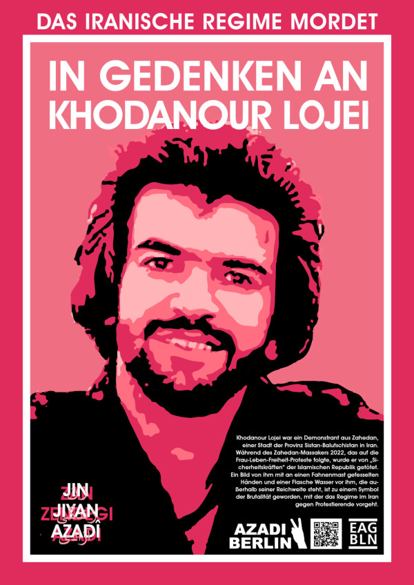 Ein Poster mit einem Porträt von Khodanour Lojei in rosa und schwarzen Tönen. Oben steht "Das iranische Regime mordet" in einem weißen Balken. Darunter in großen weißen Buchstaben: "In Gedenken an Khodanour Lojei". Unten links: "Jin Jiyan Azadi". Rechts ein Text über Khodanour Lojeis Tod während der Proteste im Iran. Unten rechts das Logo "Azadi Berlin" und ein QR-Code. Der Hintergrund ist in kräftigem Pink gehalten.