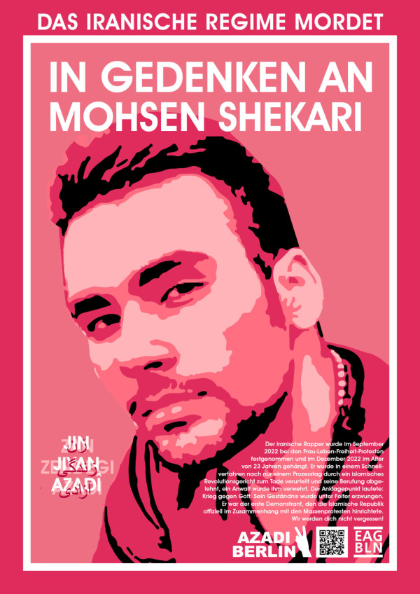 Ein Poster mit einem Porträt von Mohsen Shekari in rosa und roten Tönen. Oben steht in weißer Schrift: "Das iranische Regime mordet". Darunter: "In Gedenken an Mohsen Shekari". Links unten steht: "Jin Jiyan Azadi". Rechts unten befindet sich ein Text über Shekari und seine Hinrichtung. Unten sind Logos wie "Azadi Berlin" und ein QR-Code zu sehen. Der Hintergrund ist rot mit einem weißen Rand.